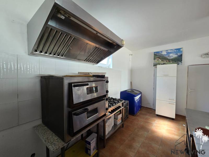 Vendéglátó helyiségek sütővel, páraelszívóval és hűtőszekrénnyel, fa dekorációjú padlóval.