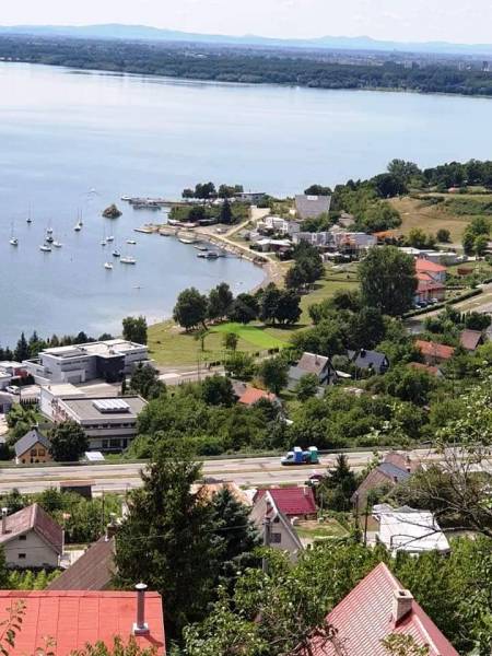 Kilátás a tóra és vitorlások Vinnében, telkek - lakóhely a víz mellett.