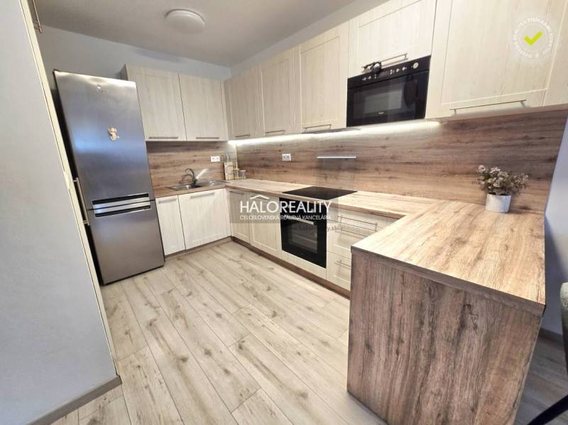 Konyha fa hatású padlóval egy 2 szobás lakásban, modern konyhabútorral.