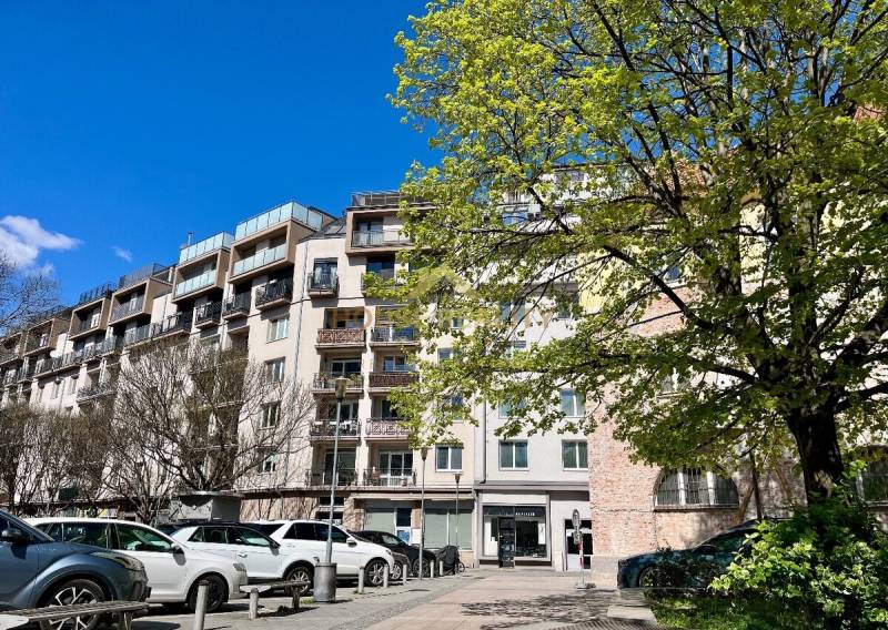 Tömbház a Dulovo téren Pozsonyban - Ružinov fákkal és parkoló autókkal.