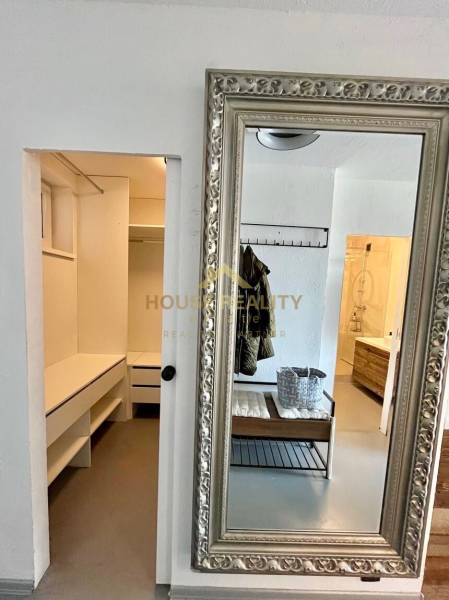 Díszes keretű tükör és tágas gardrób a háromszobás lakásban.