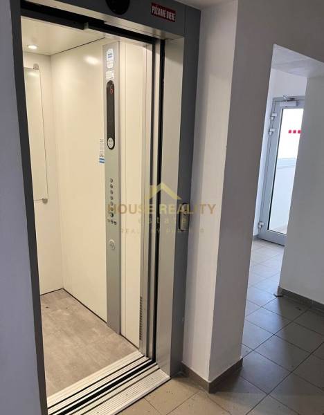 Lift egy lakóházban a Dulovo téren, Pozsony-Ružinovban.