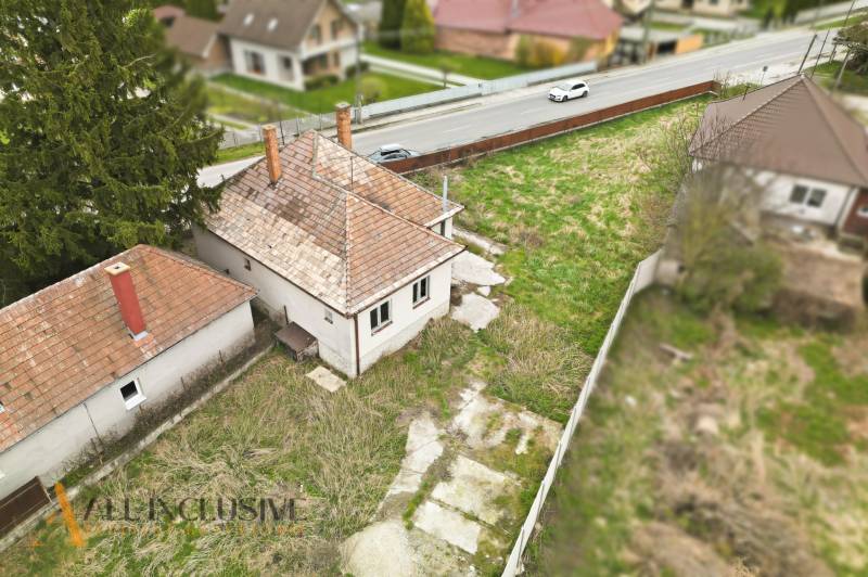 Családi ház Michal na Ostrove-ban füves udvarral és aszfaltos úttal.