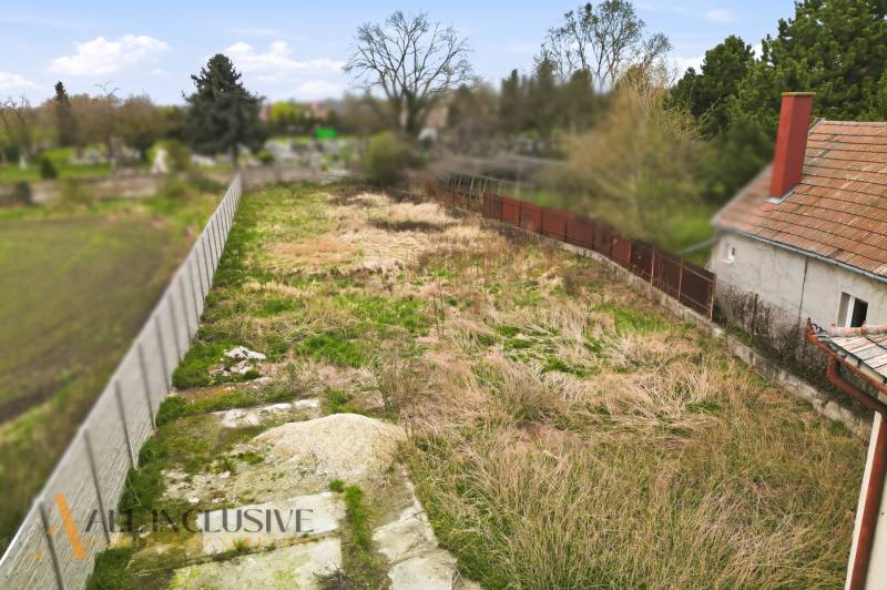 Családi ház Michal na Ostrove-ban, tágas, gondozatlan telekkel és kerítéssel.