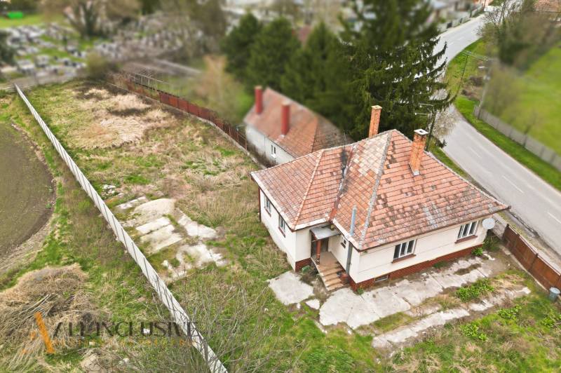 Családi ház Michal na Ostrove településen, zöldövezettel és megközelítési úttal körülvéve.