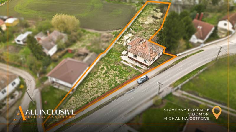 Légi felvétel egy építési telekről és egy családi házról Michal na Ostrove-ban.