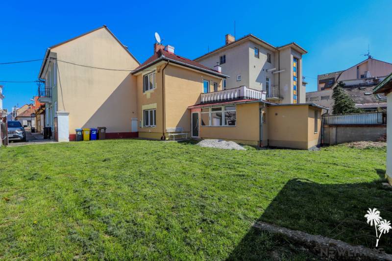 Családi ház a Hviezdoslav utca, Pöstyén, füves udvarral és paddal.