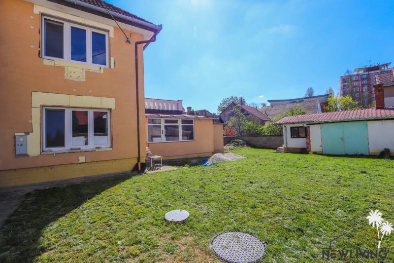 Családi ház a Hviezdoslav utcában, Pöstyénben, udvarral és garázzsal.