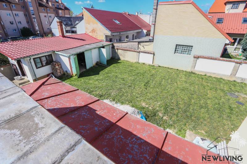 A Hviezdoslav utca-i családi ház udvara Pöstyénben, gyep és kocsibeállóval.