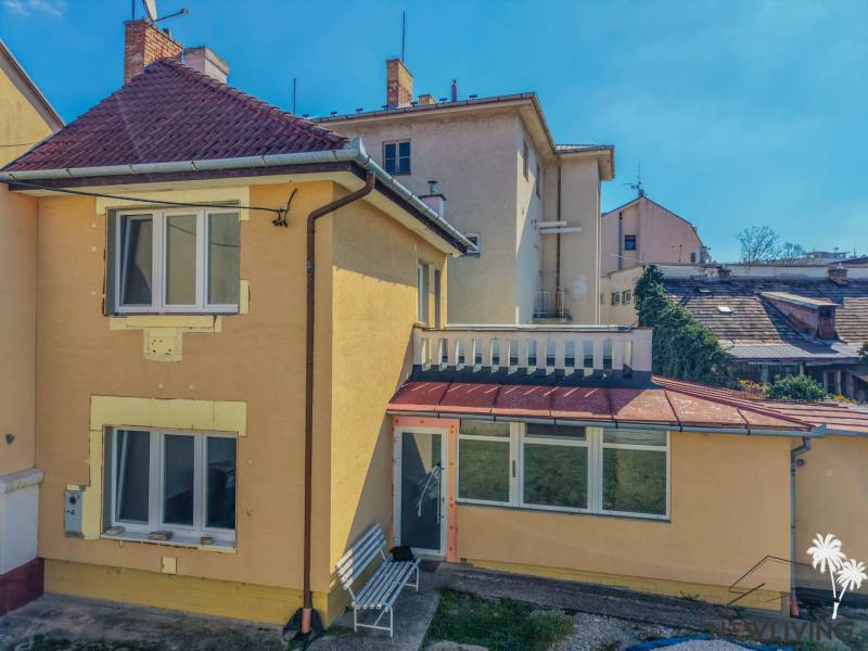 Családi ház udvarral és terasszal a Hviezdoslav utcában, Pöstyénben.