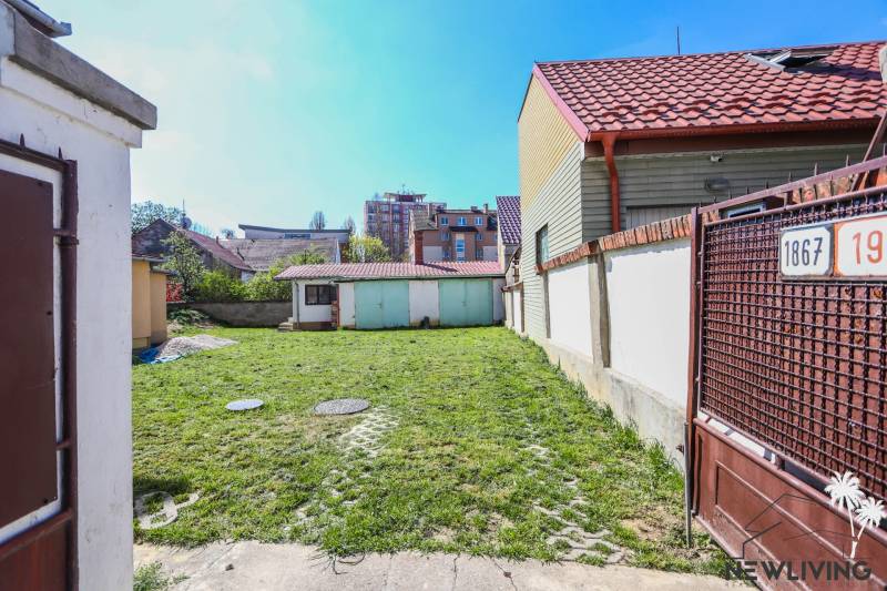 A Hviezdoslav utca-i családi ház udvara Pöstyénben füves területtel és tetővel.