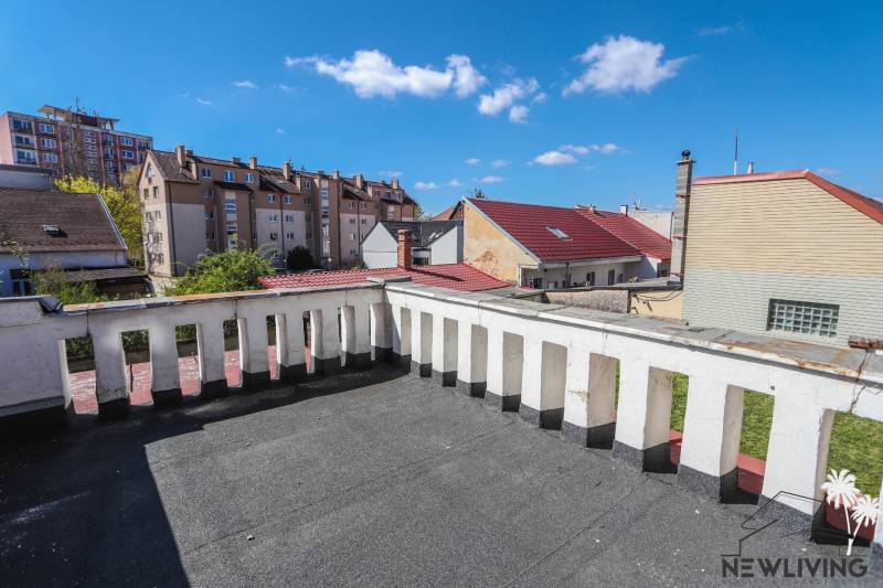 Családi ház a Hviezdoslavova utcában, Pöstyénben, terasszal és kilátással a környékre.