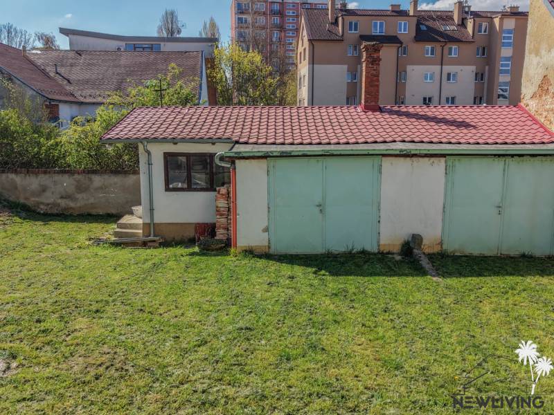 Családi ház kertje a Hviezdoslav utca Pöstyénben, régebbi melléképülettel és gyepfelülettel.