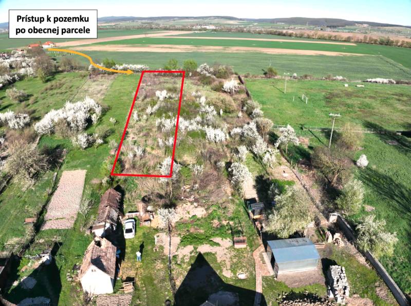 Kerttelek Gömörben, megközelíthető úttal, virágzó fákkal és mezőkkel körülvéve.