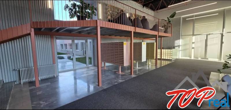 A Kysucká utcai garzon előcsarnoka postaládákkal és ülőhellyel.