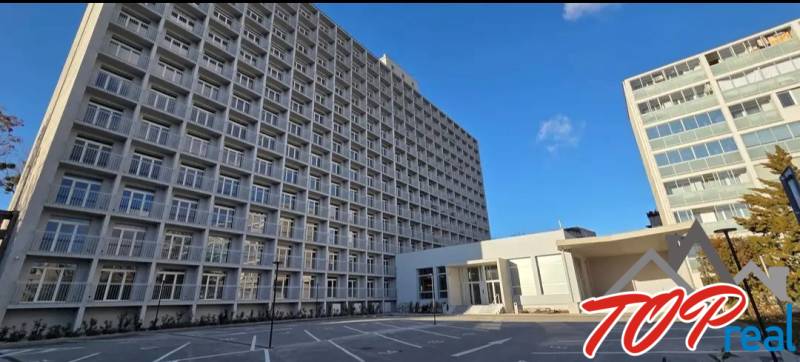 Egy sok erkéllyel rendelkező épület a Kysucká utcában, Kassán, Nyugati városrész.