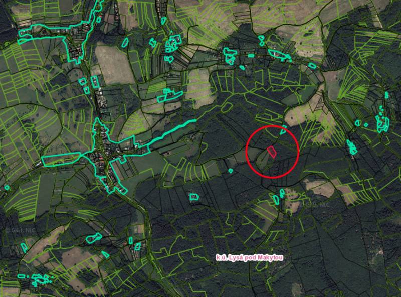 Lysá pod Makytou környékének mezőgazdasági és erdőterületeinek légi térképe.