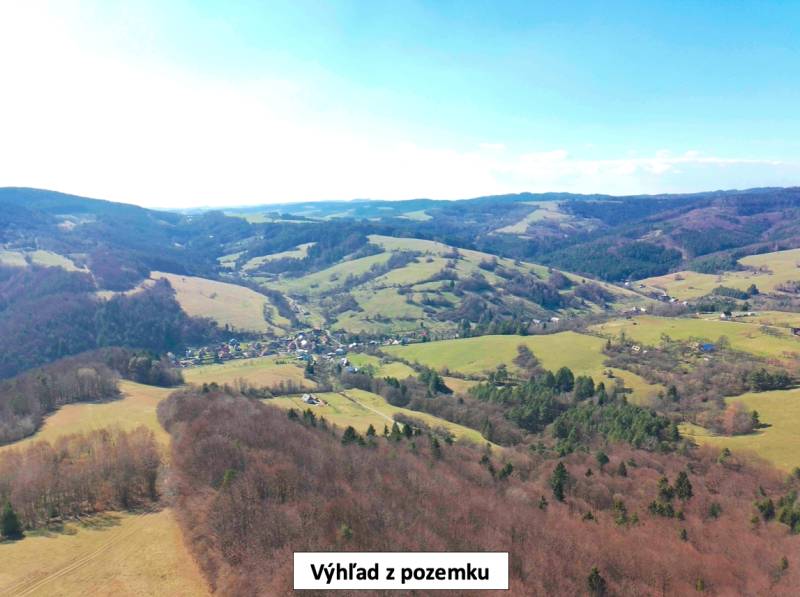 Dombok és völgyek a Lysá pod Makytou mezőgazdasági és erdős területeinek távolában.