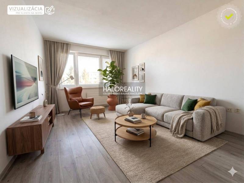 Nappali egy háromszobás lakásban nagy kanapéval, fotellel és fa dekorációjú padlóval.