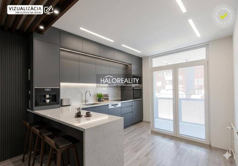 Konyha egy háromszobás lakásban, fa dekor padlóval és nagy ablakokkal.