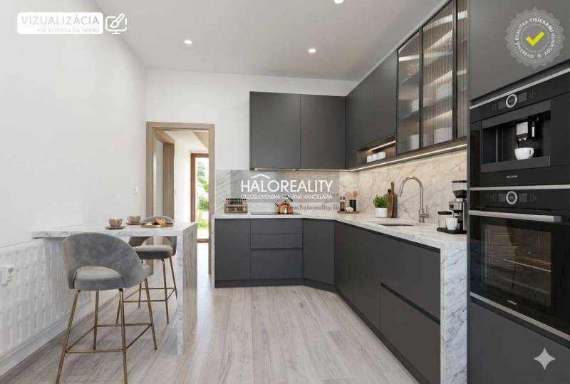 Konyha márvány elemekkel és sötét szekrényekkel egy háromszobás lakásban, fa dekorációjú padlóval.