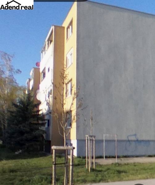 Inovecká utcai panelház Sencen, amely alkalmas egy 2 szobás lakás számára.