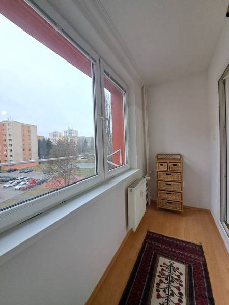 Üvegezett erkély egy 2 szobás lakásban, kilátással a poprádi lakótelepre.