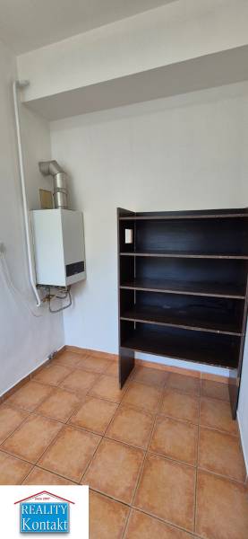 Bojler és polc a háromszobás lakásban, padlócsempével.
