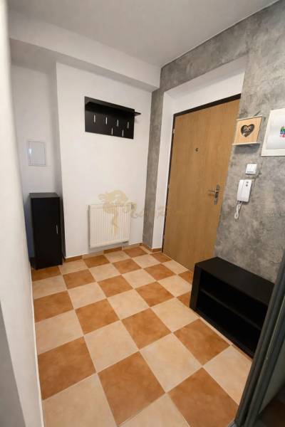 3 szobás lakás folyosója járólappal, fogassal és faajtókkal.