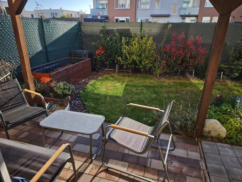 Kerti ülőhely növényekkel a Jaseňová utcai kétszobás lakás mellett, Miloslavov.