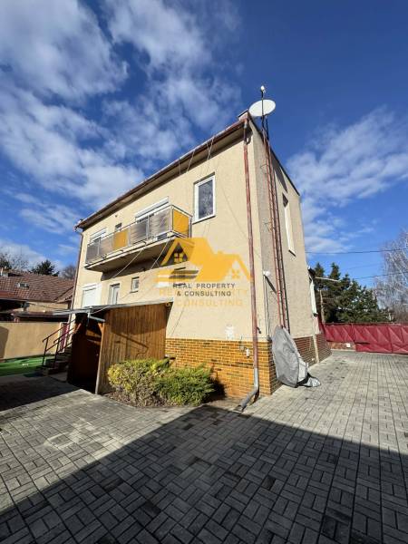 Családi ház Tardoskedden, Tardoskedd utca, terasszal és burkolt udvarral.