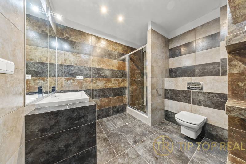 kúpeľňa  so sprchovým kútom