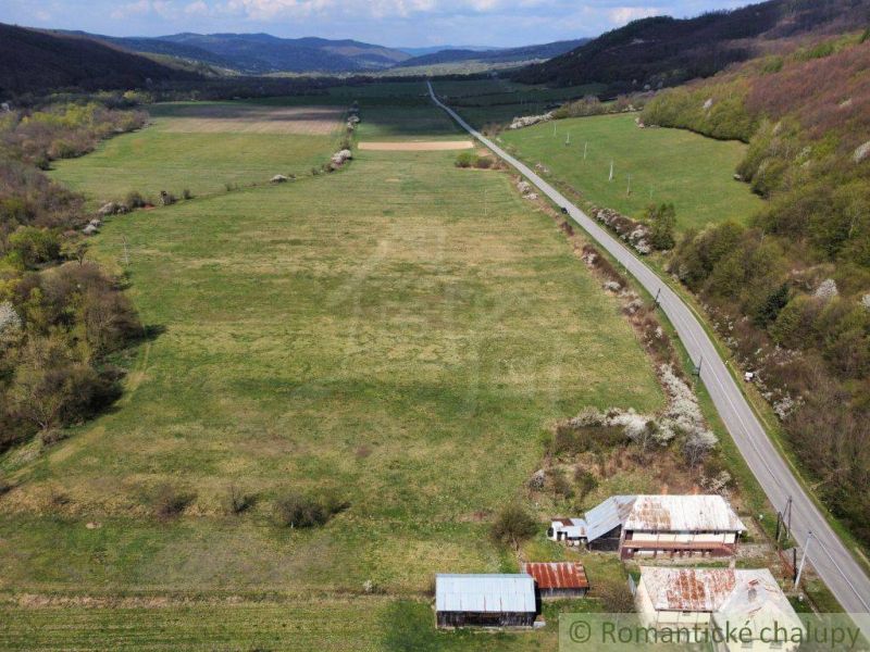 Út és mezők a családi ház körül Zubnóban, természet által körülvéve.