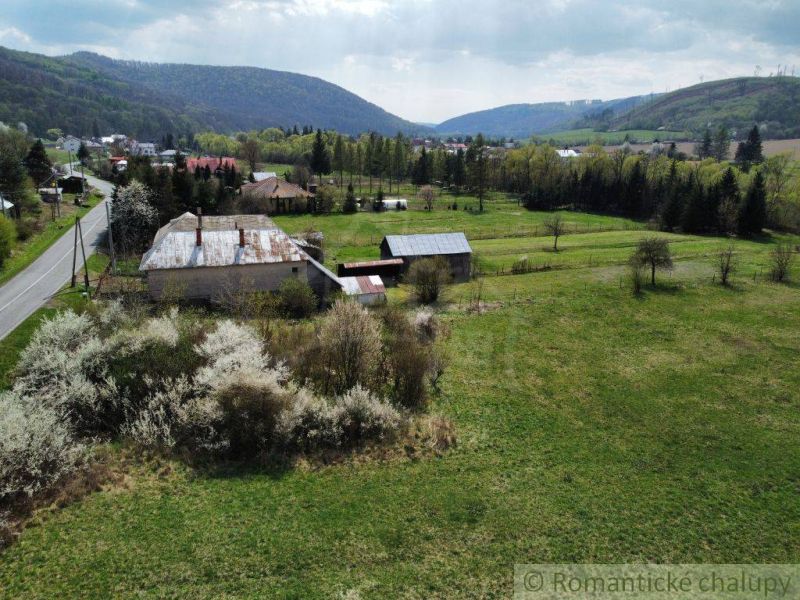 Családi ház Zubnében, hegyek panorámájával és természettel tavasszal.