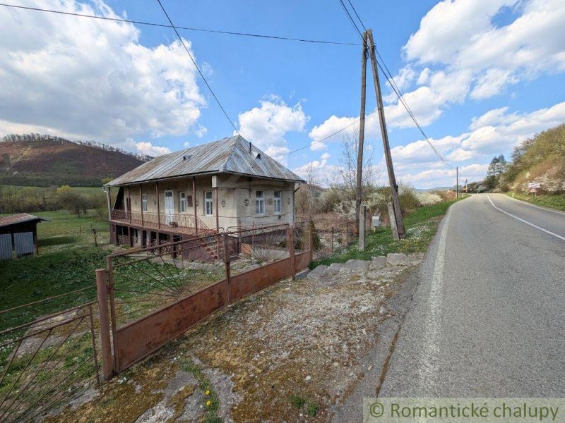 Családi ház Zubnéban verandával, főút mellett és közel a dombos környezethez.