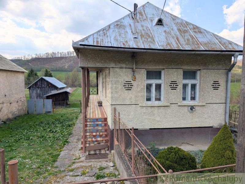 Családi ház Zubnében bádogtetővel, verandával és környező gyepfelülettel.