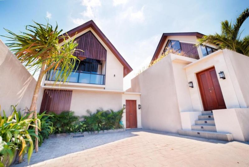 Villa Balin egy kerttel és pálmafákkal, modern építészet, kőút.