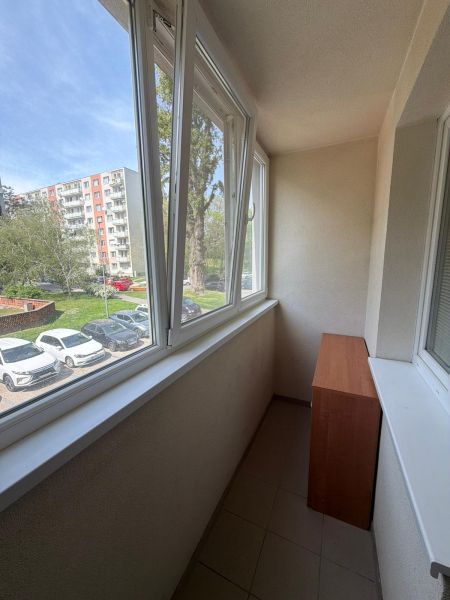 Üvegezett lodžás garzonlakás kilátással a zöldövezetre és parkolóra Pozsony-Petržalkán.