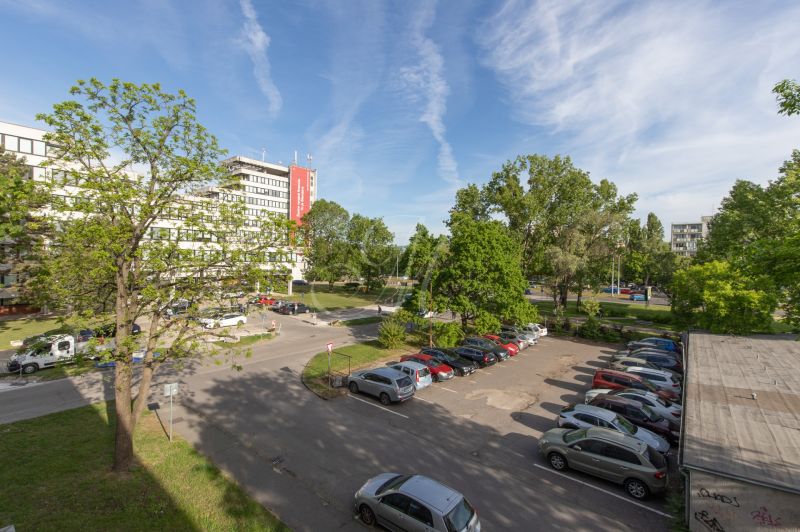 Kilátás a parkolóra és a zöldterületre a pozsonyi Ružinovban található Exnárova utcán.