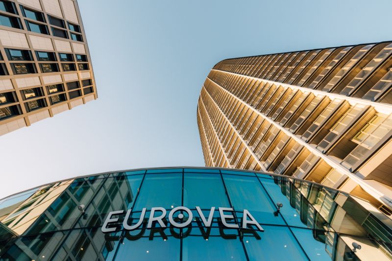 Kilátás a pozsonyi Pribinova utcában található Eurovea épületére, homlokzat és üvegkonstrukció.