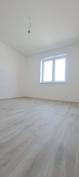 Szoba ablakkal és fa dekorációjú padlóval a családi házban.