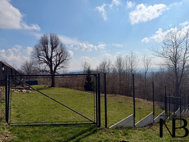Telkek - lakóövezet Lubinában, kilátással a kerítésen keresztül az erdőre és a panorámára.