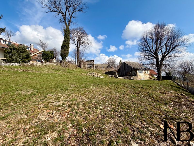 Tavaszi panoráma az utcáról Lubinában, ideális lakótelek számára.
