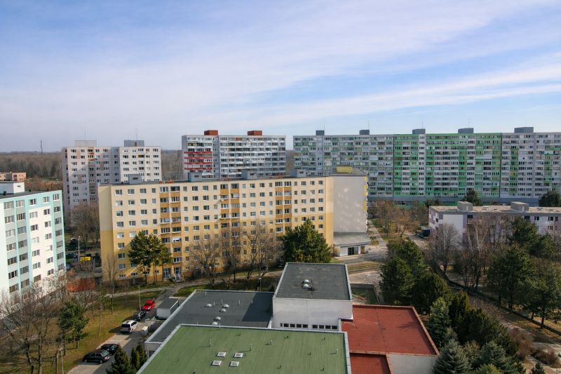 Panelházak Pozsonyban - Ligetfalun a Lietavská utcában, a fák mögött.