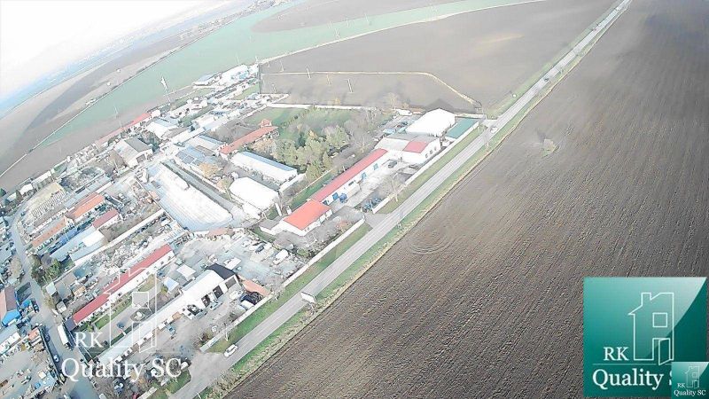 Légi felvétel a Szenci ipari területről a Napfény tavak ÉSZAK közelében.