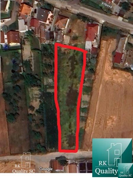 Telkek a Jelka-i Fűzfa utcában, lakóházakkal körülvéve.