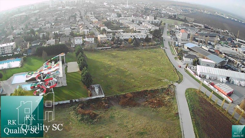 Légi felvétel a szeneci lakóterületek melletti víziparkról, Északi Napfény Tavak.