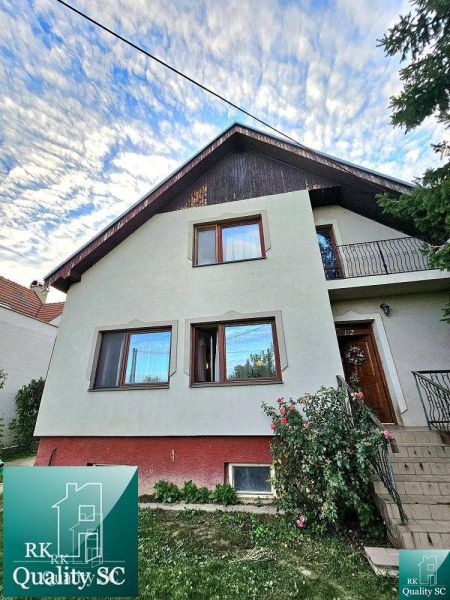 Családi ház Turenben a Tureň utcában fehér homlokzattal és kerttel.