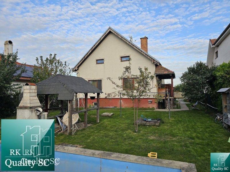 Családi ház Turócon gyepesített udvarral, kerti pavilonnal és kerti kandallóval.