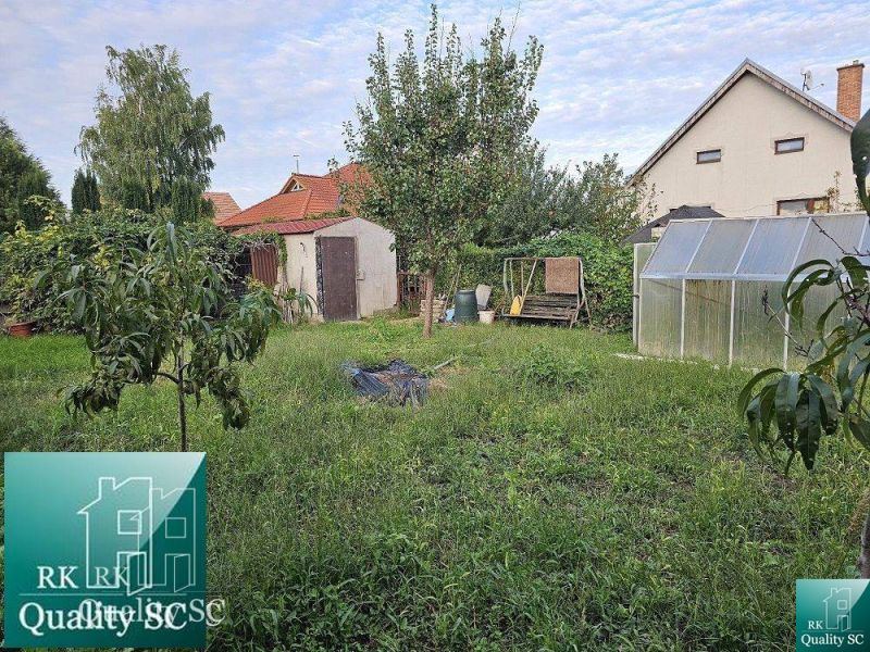 Gyümölcsfákkal és üvegházzal rendelkező kert családi ház mellett, Tureň utcában.